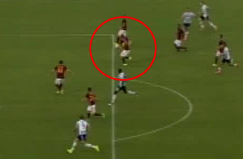 Il fermo immagine tratto da Sky Sport mostra il tocco di mano del centrocampista della Roma, Daniele De Rossi.Ansa